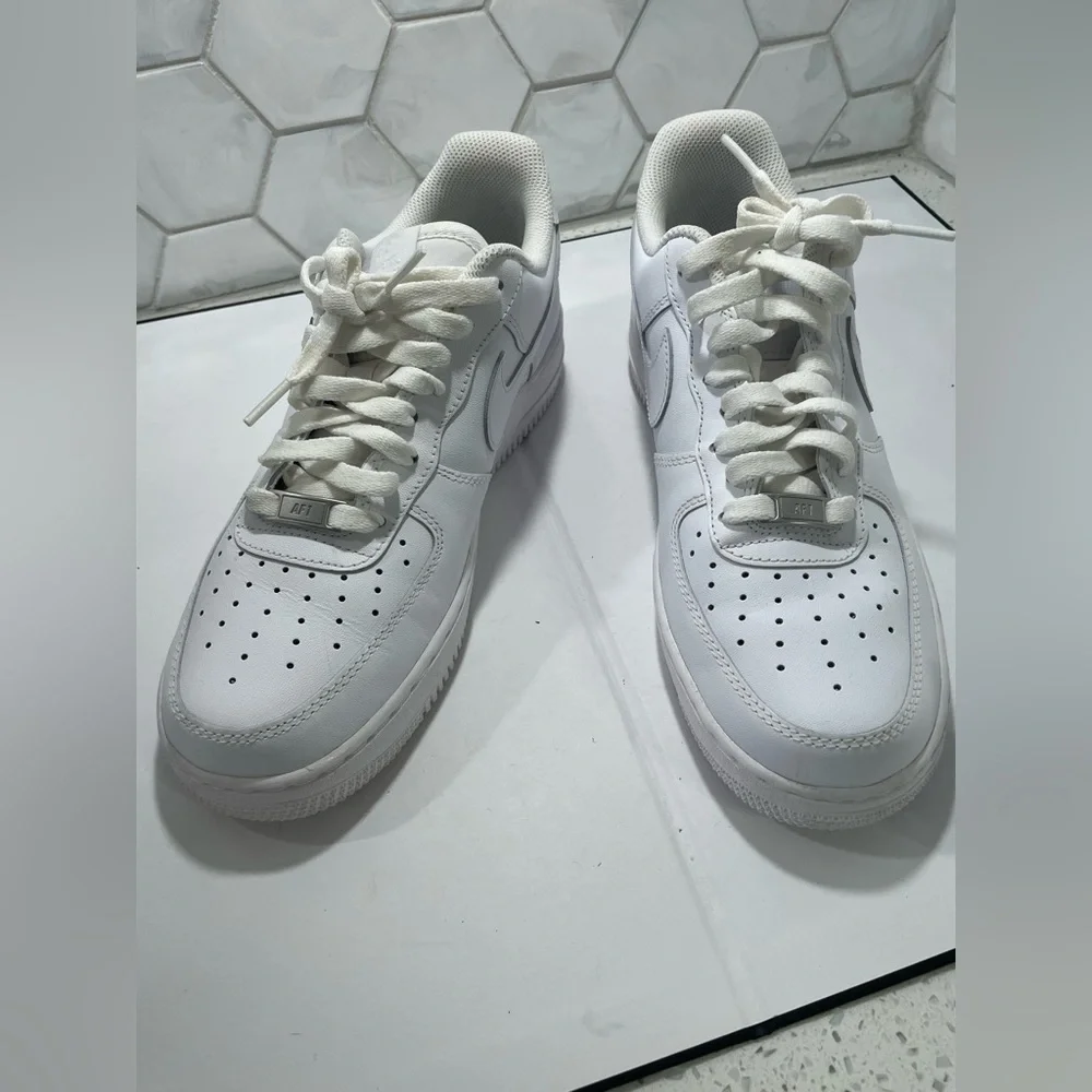 Nike Air Force 1 Low Sneakers Size 10 White Woman's DD8959-100 Great Shape